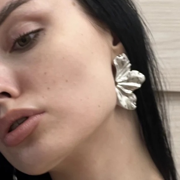 FRENCH Petal Silver Stud Earrings - Picture 6 of 7